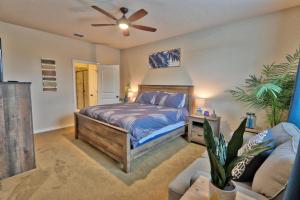 una camera da letto con un letto e un ventilatore a soffitto di Scenic Terrace a Canyon Lake Altre 30 foto