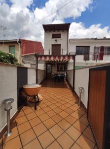 拉斯卡夫里亞的住宿－LAS 4 ESTACIONES - Rascafría，房屋的阳台享有风景。