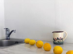 un grupo de limones en un mostrador junto a un fregadero en Thera Incognita Studios, en Perissa