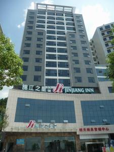 een hoog gebouw met een bord erop bij Jinjiang Inn - Beijing Middle Shiyan Road in Shiyan