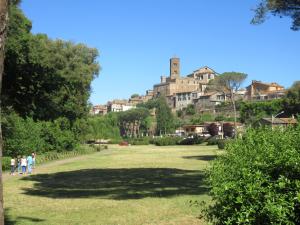 um grupo de pessoas andando em um parque em Radici Etrusche Sutri em Sutri