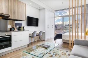 En sittgrupp på Backup-Powered Luxury NY City Apartment at Table Mountain