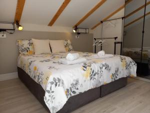 En eller flere senge i et værelse på Seaview Suites Ondina