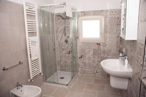 un bagno con doccia, WC e lavandino di Trulli Donna Isabella 2 a Locorotondo Altre 67 foto