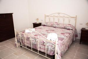 una camera da letto con un letto e una cassettiera di Trulli Donna Isabella 2 a Locorotondo