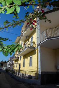 un edificio amarillo con balcones en un lateral en Calabrese Family en Pompeya