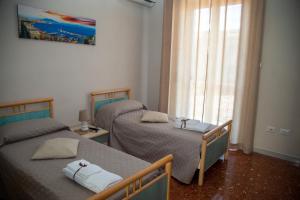 1 dormitorio con 2 camas y ventana en Calabrese Family en Pompeya