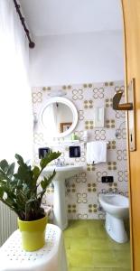 ein Bad mit einem Waschbecken und einem Spiegel in der Unterkunft Hotel Paganella in Molveno