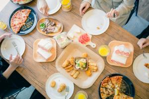 熊本的住宿－Kumamoto - Apartment / Vacation STAY 81139，一群人坐在木桌旁,一边吃着食物