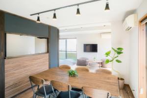 comedor con mesa de madera y sillas en Kumamoto - Apartment / Vacation STAY 81139 en Kumamoto