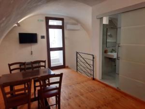 une salle à manger avec une table et des chaises ainsi qu'une cuisine dans l'établissement B&B Teta Vieste, à Vieste