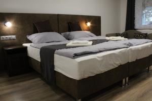 Llit o llits en una habitació de Czermann Holiday Inn