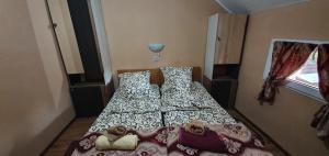 ein kleines Schlafzimmer mit zwei Betten mit Teddybären drauf in der Unterkunft Balla House in Tărcaia