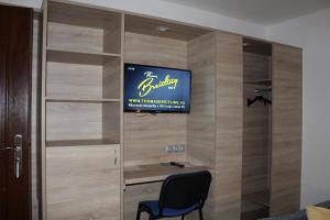 Televízia a/alebo spoločenská miestnosť v ubytovaní Czermann Holiday Inn