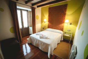 A bed or beds in a room at Posada Cicero