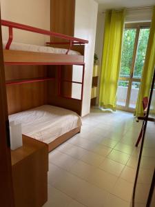 een kamer met 2 stapelbedden en een raam bij La casetta di Sasà intero appartamento in Pescara