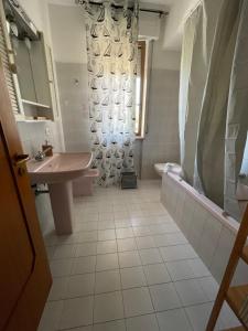 Een badkamer bij La casetta di Sasà intero appartamento