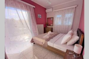Postel nebo postele na pokoji v ubytování Renovated apartment in Pantokratoras beach