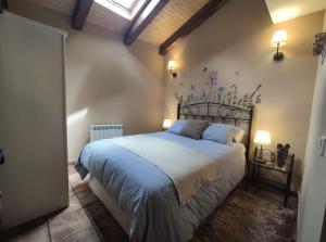 A bed or beds in a room at LAS 4 ESTACIONES - Rascafría