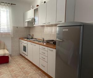 Kuchyň nebo kuchyňský kout v ubytování Apartmani Meri