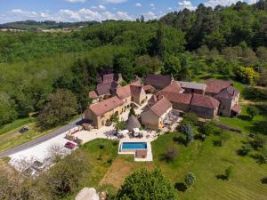 an aerial view of a house with a swimming pool at Aux Bories de Marquay, chambres d'hôtes B&B avec piscine et SPA près de Sarlat in Marquay