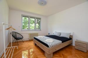 1 dormitorio con 1 cama y 1 silla en Apartment Pavlovic, en Kladovo
