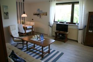 sala de estar con sofá y mesa en "Haus Elli", en Witzenhausen