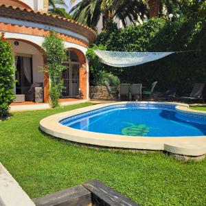a swimming pool in the yard of a house at DAMA Villa con piscina privada in Miami Platja