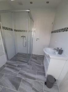 A bathroom at Vándor Vendégház