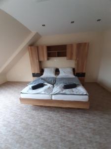 A bed or beds in a room at Vándor Vendégház