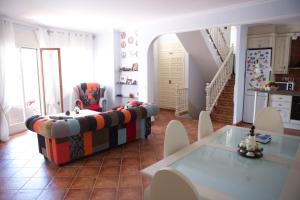 a living room with a couch and a table at DAMA Villa con piscina privada in Miami Platja