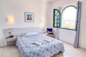 Säng eller sängar i ett rum på Hotel Bahia