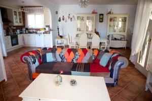 a living room with a couch and a table at DAMA Villa con piscina privada in Miami Platja +18 photos