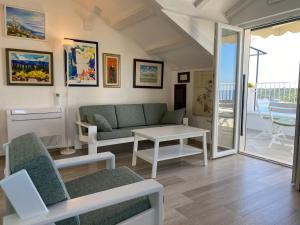 - un salon avec un canapé et une table dans l'établissement Pearl of Adriatic, à Dubrovnik