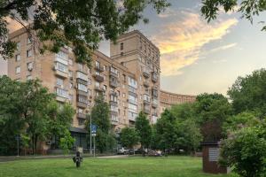 モスクワにあるRiver Side Apartmentの公園内の大きな建物の描写