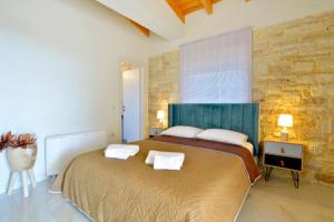 um quarto com uma cama grande e 2 almofadas brancas em Villa Zeas em Halikounas