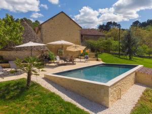una piscina en el patio de una casa en Le Four à Pain, Gîte avec piscine et SPA proche Sarlat, en Marquay 15 fotos más