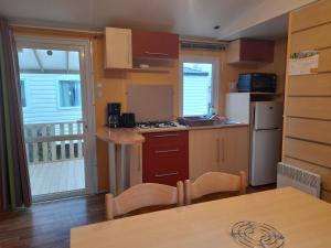 Η κουζίνα ή μικρή κουζίνα στο Mobil home climatisé 5 pers 11210 port la nouvelle +2 φωτογραφίες