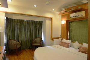 A bed or beds in a room at Beautiful Hotel In Lonavala