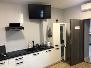 Kuchnia lub aneks kuchenny w obiekcie Klimatyzowane Apartamenty i Pokoje przy Targach Kielce