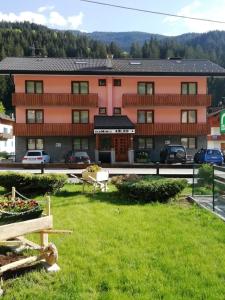 Nespecifikovaný výhled na hory nebo výhled na hory při pohledu z aparthotelu