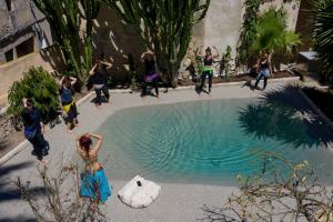 un grupo de personas saltando a una piscina en León de Sineu, en Sineu