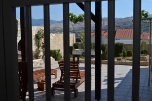 帕格Apartment Lora的从房子的阳台看到的景色