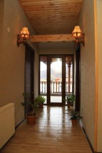 un couloir avec des plantes en pot et une porte avec vue dans l'établissement Davit batoni Guest house, à Mtskheta