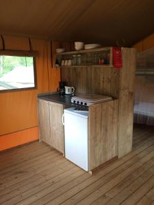Köök või kööginurk majutusasutuses Safaritent Glamping Normandie