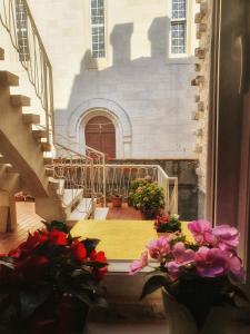 Aussicht aus einem Fenster eines Gebäudes mit Blumen in der Unterkunft Heart of the City Apartments in Dubrovnik