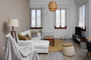 TV a/nebo společenská místnost v ubytování Syros Luxury Seaview Wellness Suite Finikas
