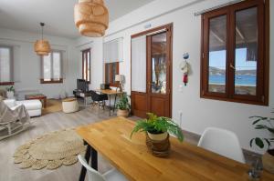 Posezení v ubytování Syros Luxury Seaview Wellness Suite Finikas