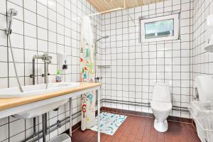 Koupelna v ubytování Omme Å Camping & Cottages + 37 fotografií