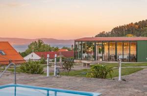 una casa con piscina y un edificio en Hotel Rústico Finisterrae en Finisterre